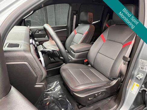 Used 2025 Chevrolet Colorado Z71 w/ Midnight Edition AWD/4WD image 4