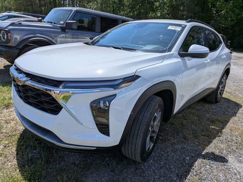 Used 2025 Chevrolet Trax LT w/ LT Convenience Package image 3