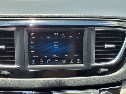Used 2020 Chrysler Pacifica Touring-L w/ Tire & Wheel Group FWD image 32