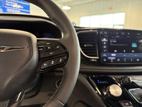 Used 2026 Chrysler Pacifica Limited w/ S Appearance Package FWD image 18