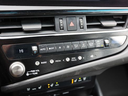 Used 2022 Lexus ES 300h w/ Premium Package image 25