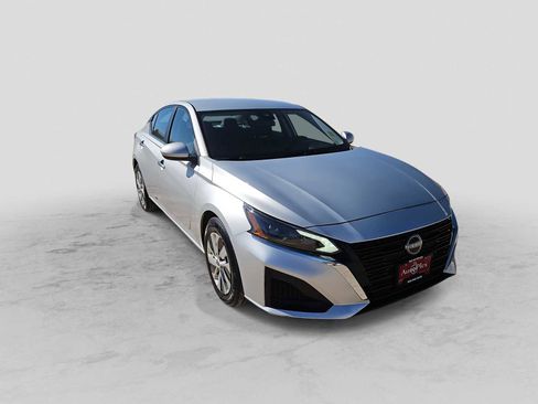 Used 2023 Nissan Altima 2.5 S image 2