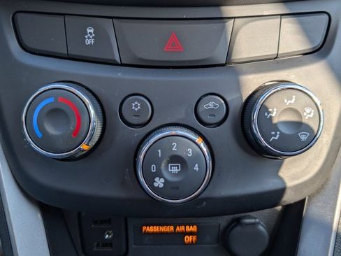 Used 2022 Chevrolet Trax LT w/ LT Convenience Package image 24