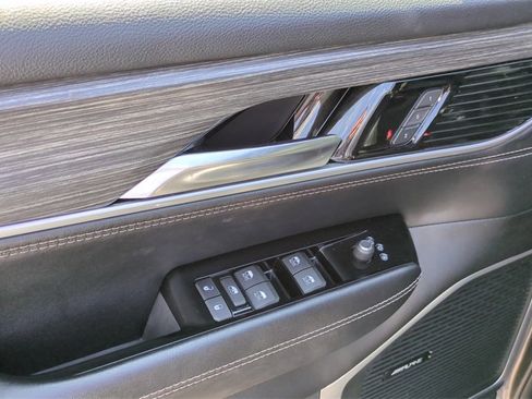 Used 2023 Jeep Wagoneer L Series II image 11