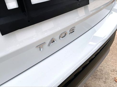 Used 2024 Volkswagen Taos SE image 9