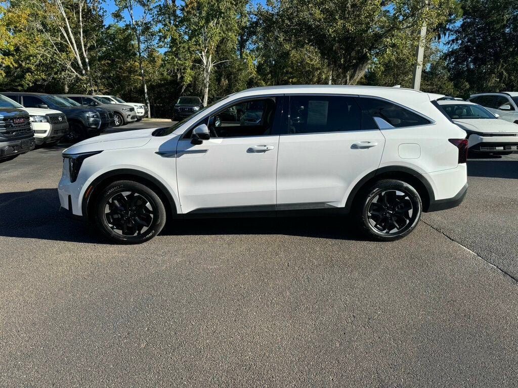 Used 2025 Kia Sorento S FWD image 2