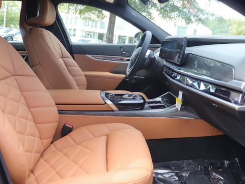 New 2026 BMW 740i xDrive w/ Premium Package image 17