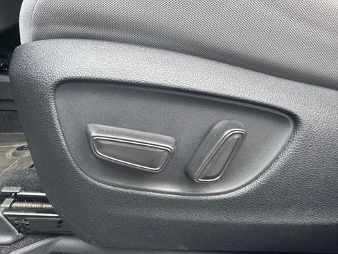 Used 2025 Toyota Sienna LE AWD/4WD image 18