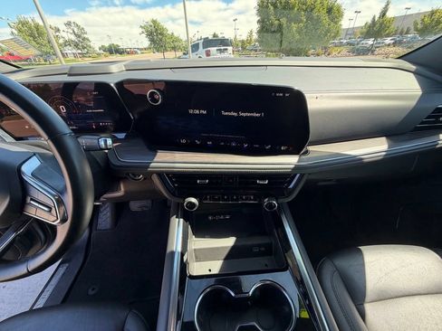 Used 2025 Chevrolet Suburban Z71 AWD/4WD image 27