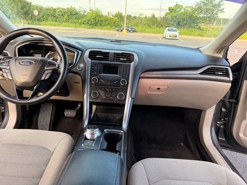 Used 2018 Ford Fusion SE FWD image 15