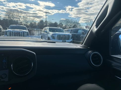 Used 2018 Toyota Tacoma TRD Sport image 13