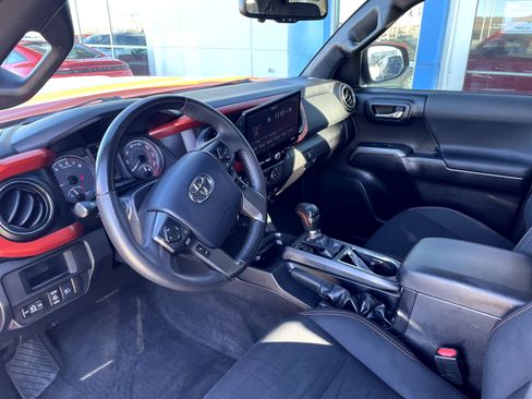 Used 2018 Toyota Tacoma TRD Sport image 11