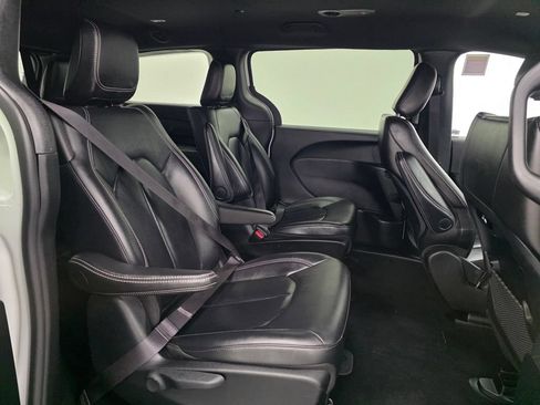 Used 2024 Chrysler Pacifica Limited FWD image 11