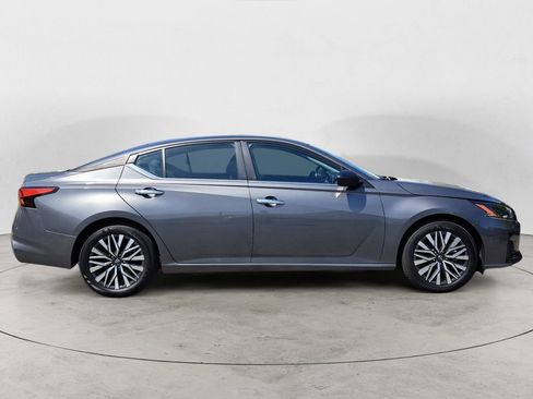 Used 2025 Nissan Altima 2.5 SV image 2