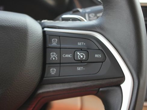 Used 2022 Jeep Grand Cherokee Limited image 16