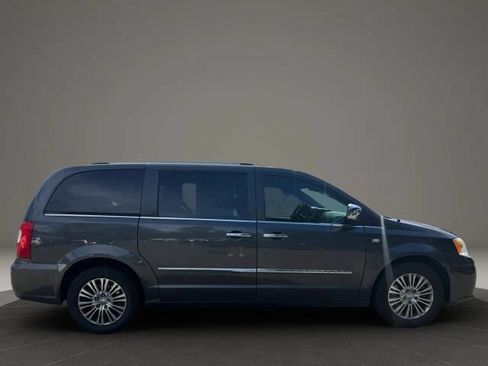 Used 2014 Chrysler Town & Country Touring-L FWD image 4