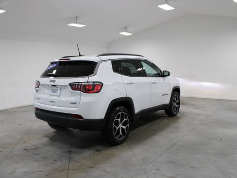 Used 2024 Jeep Compass Latitude AWD/4WD image 9
