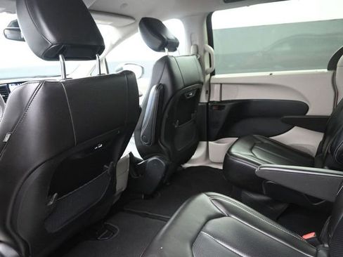 Used 2023 Chrysler Pacifica Touring-L image 11