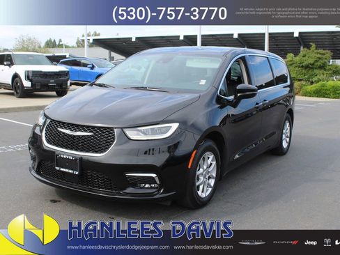Used 2024 Chrysler Pacifica Touring-L FWD image 3
