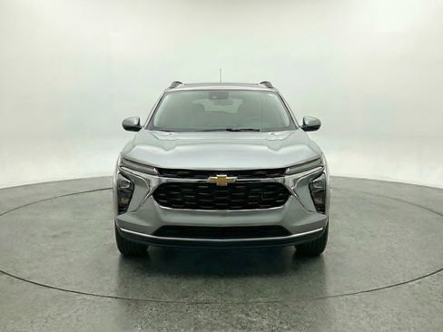Used 2025 Chevrolet Trax LT image 2