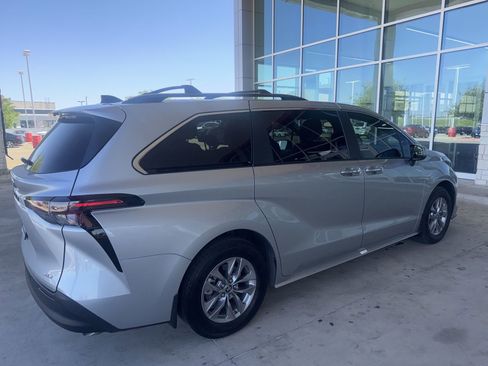 Used 2025 Toyota Sienna XLE image 16