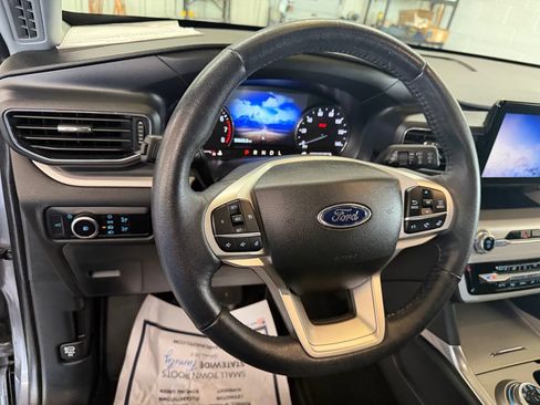 Used 2023 Ford Explorer XLT w/ Equipment Group 202A RWD image 14