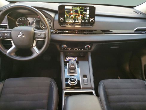 Used 2024 Mitsubishi Outlander SE image 13