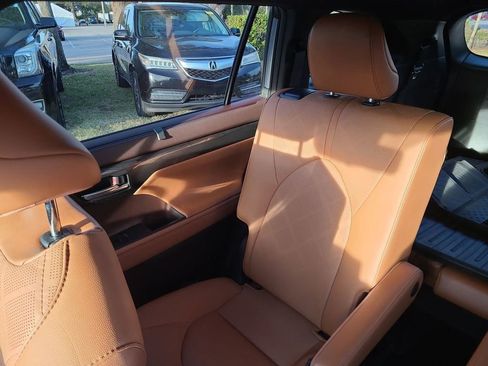 Used 2021 Toyota Highlander Platinum image 4