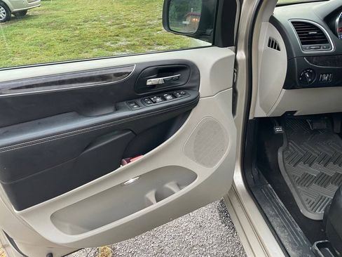 Used 2013 Chrysler Town & Country Touring FWD image 14