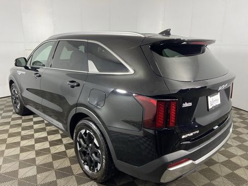 Used 2024 Kia Sorento S image 8