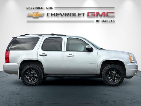 Used 2011 GMC Yukon SLT w/ SLT-2 Equipment Package image 2