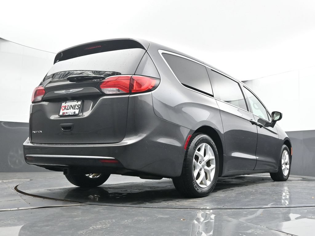 Used 2018 Chrysler Pacifica Touring Plus w/ Tire & Wheel Group FWD image 21