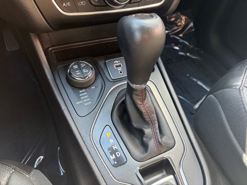 Used 2019 Jeep Cherokee Trailhawk AWD/4WD image 25