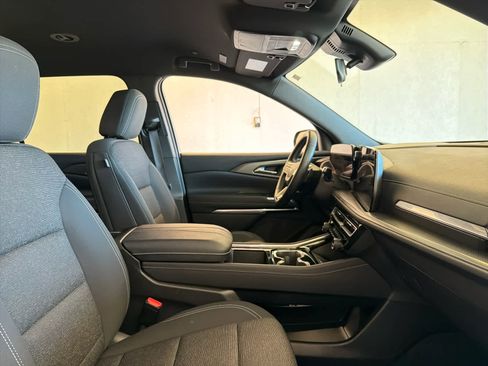 Used 2025 Chevrolet Traverse LT image 27