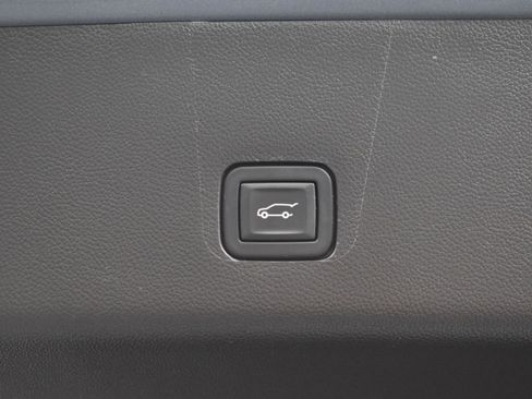 Used 2021 Chevrolet Traverse LT image 14