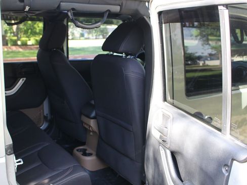 Used 2013 Jeep Wrangler Unlimited Rubicon AWD/4WD image 15