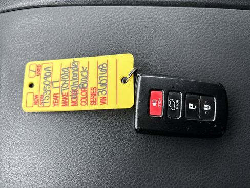 Used 2017 Toyota Highlander XLE image 32