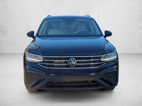 Used 2023 Volkswagen Tiguan SE w/ Panoramic Sunroof Package image 2