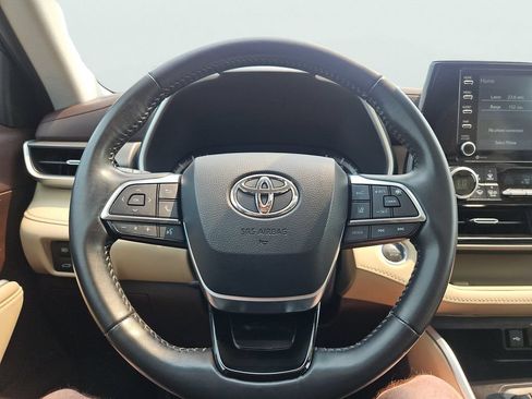 Used 2021 Toyota Highlander XLE AWD/4WD image 30