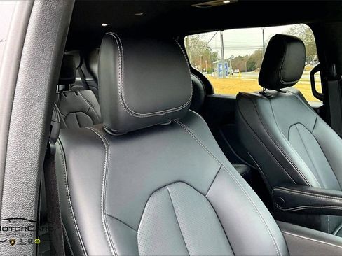 Used 2025 Chrysler Pacifica Select image 32