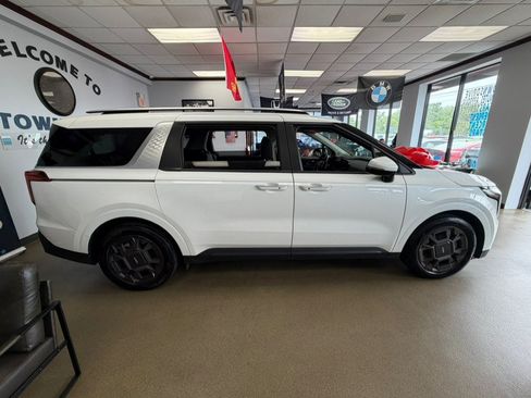 Used 2025 Kia Carnival EX FWD image 13