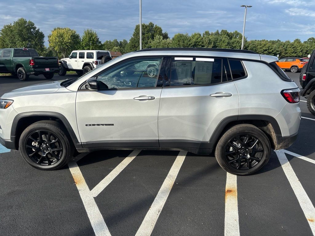 Used 2025 Jeep Compass Latitude w/ Altitude Special Edition AWD/4WD image 6
