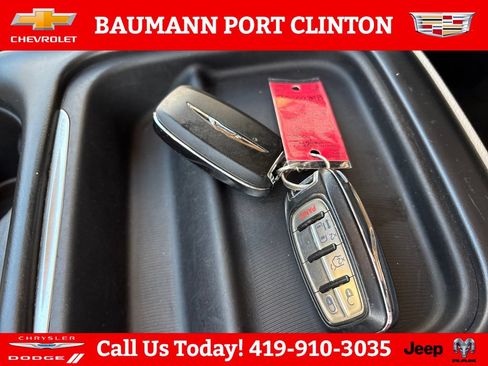 Used 2018 Chrysler Pacifica Touring-L FWD image 30