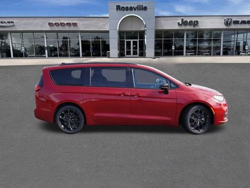 New 2026 Chrysler Pacifica Limited w/ S Appearance Package image 3