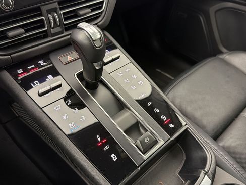 Certified 2024 Porsche Macan AWD/4WD image 16
