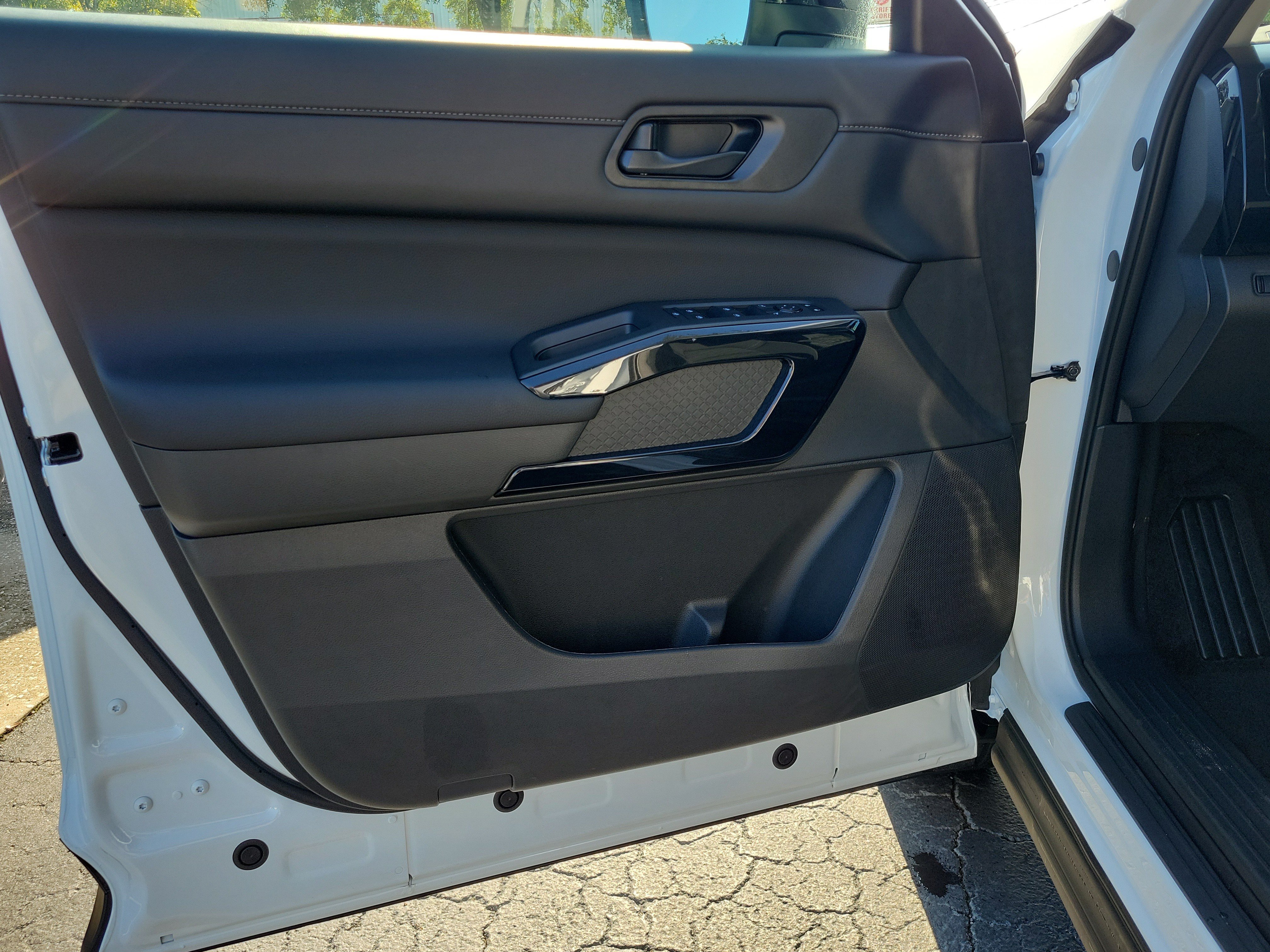 Used 2026 Nissan Pathfinder SV FWD image 16