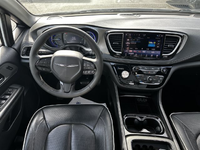 Used 2024 Chrysler Pacifica Premium FWD image 12