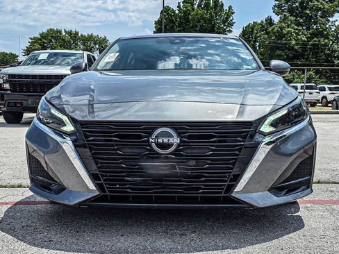 Used 2023 Nissan Altima 2.5 SV FWD image 2