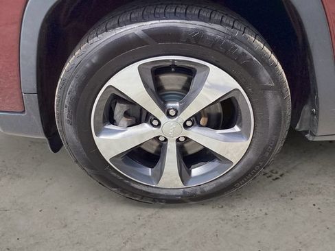 Used 2019 Jeep Cherokee Limited AWD/4WD image 14
