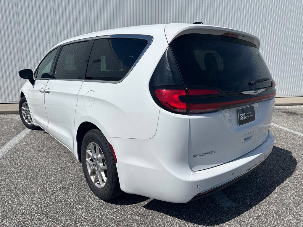 Used 2024 Chrysler Pacifica Touring-L FWD image 4